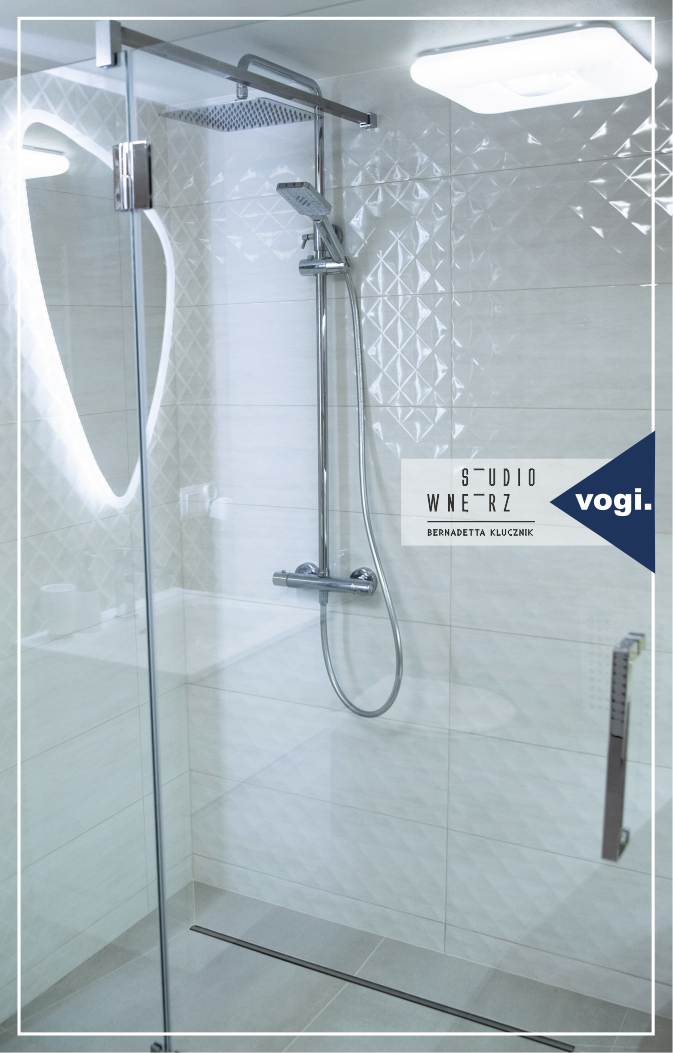 Projekt łazienki wykonany przez Studio Wnętrz Bernadetta Klucznik. W prysznicu zestaw prysznicowy z baterią z termostatem. Na podłodze odpływ liniowy Vogi Ultra Slim NA WYMIAR. 